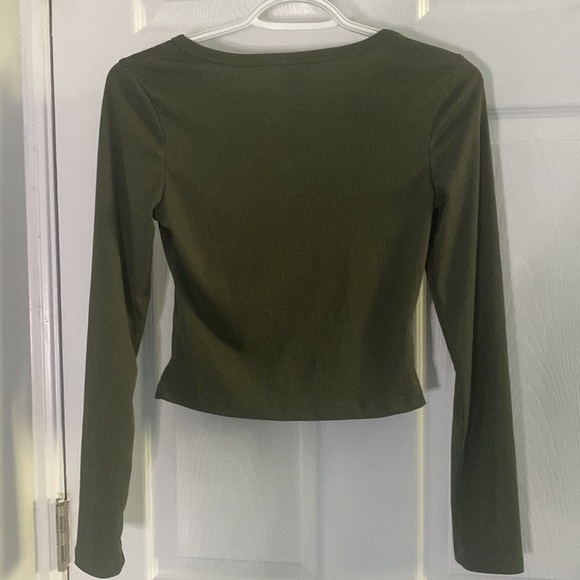 Green long sleeve longer cut crop top - Picture 2 of 4